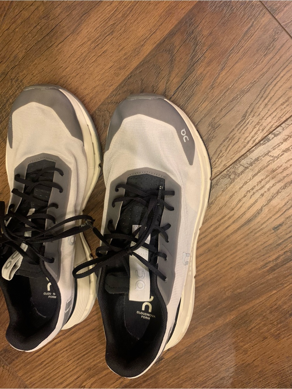 On Running Men's Trainer in Cream and Gray with Black Accents - Picture 7 of 13